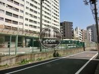 前面は都営アパートです