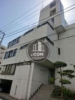 白を基調とした清潔感あるビル