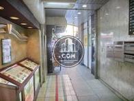 建物内から正面玄関側を撮影