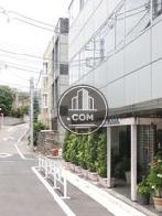 １階部分には店舗が入居中です