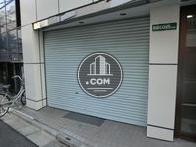シャッターが下りた一階部分