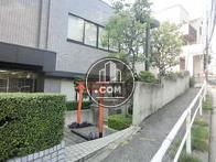 敷地内に小さな鳥居があります