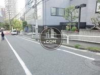 全面道路は車通りの少ないビルになります