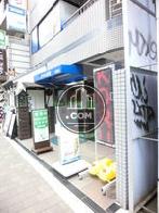 １階には店舗が入居中です