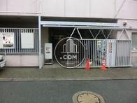 物件裏のでは入口です