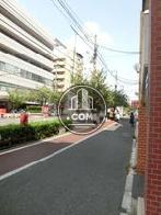 玄関前の舗装された歩道です