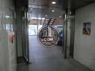 エレベーターホール前にも扉がございます