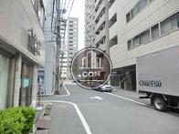 全面道路右側は目黒川方面です