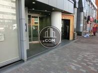 正面玄関は新宿柳通りに面しています