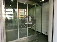 シンプルな正面玄関