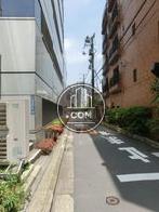 物件脇の小道。右手に物件があります