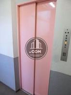 ピンクのエレベーター扉