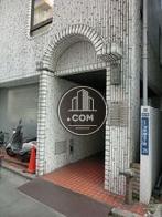 スロープ付きの正面エントランスです