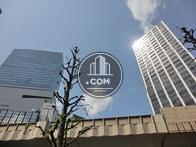 玄関前は高層ビルが並んでいます