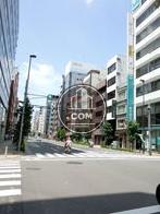 隣接する大通り