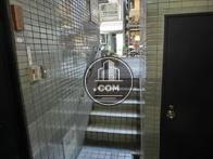 エントランスから玄関前を撮影