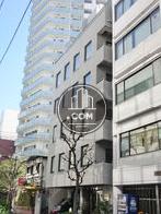 周辺もビルが建ち並びます
