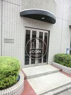 両サイドに植栽のある玄関
