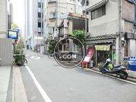 玄関前の静かな通り