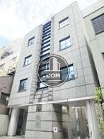 中心にガラス張り面を採用