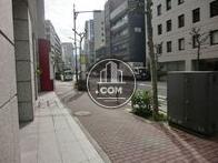ビル前はレンガ調の歩道