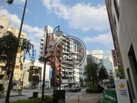 ビル前は大通りです
