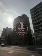 間口が広く、存在感のある建物です