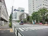 交通量の多い駅前通り