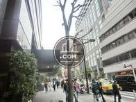 人通りの多い前面道路