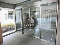 綺麗なガラス張りの自動ドアです