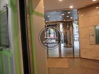 エレベーター内から見たエントランスです