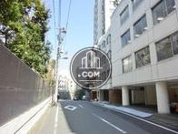 先にはメイン通りがあります