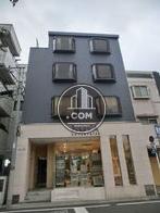 コンパクトサイズの可愛らしい外観のビルです