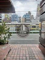 通りを挟んだ向い側はひらけています