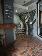 テナント部分の間を奥に進むとエレベーターフロア