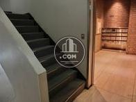 階段の踊り場からのエントランス