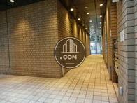 反対側まで抜けています