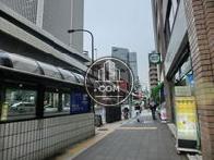 建物正面は六本木通りに面しています