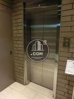 メタリックなカラーのエレベーター