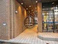 路地を入った場所に建物内への通路があります