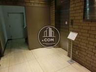 柔らかな照明に照らされたエントランス