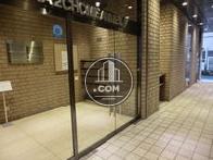 全面ガラス張りで綺麗な入口扉です