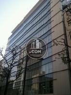 周辺の建物と比較しても目立ちやすい、綺麗な建物です。