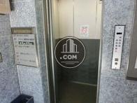 エレベーターの中です