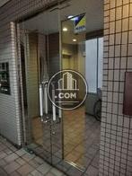 鏡面の枠で囲まれた入り口です
