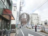 比較的静かな玄関前通り