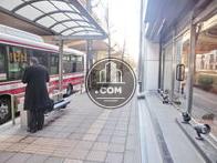 バス停のある前面通り