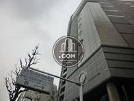 丸い窓が特徴的です