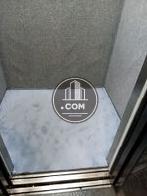 エレベーター内部