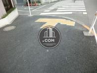前面の歩道は綺麗に舗装されております